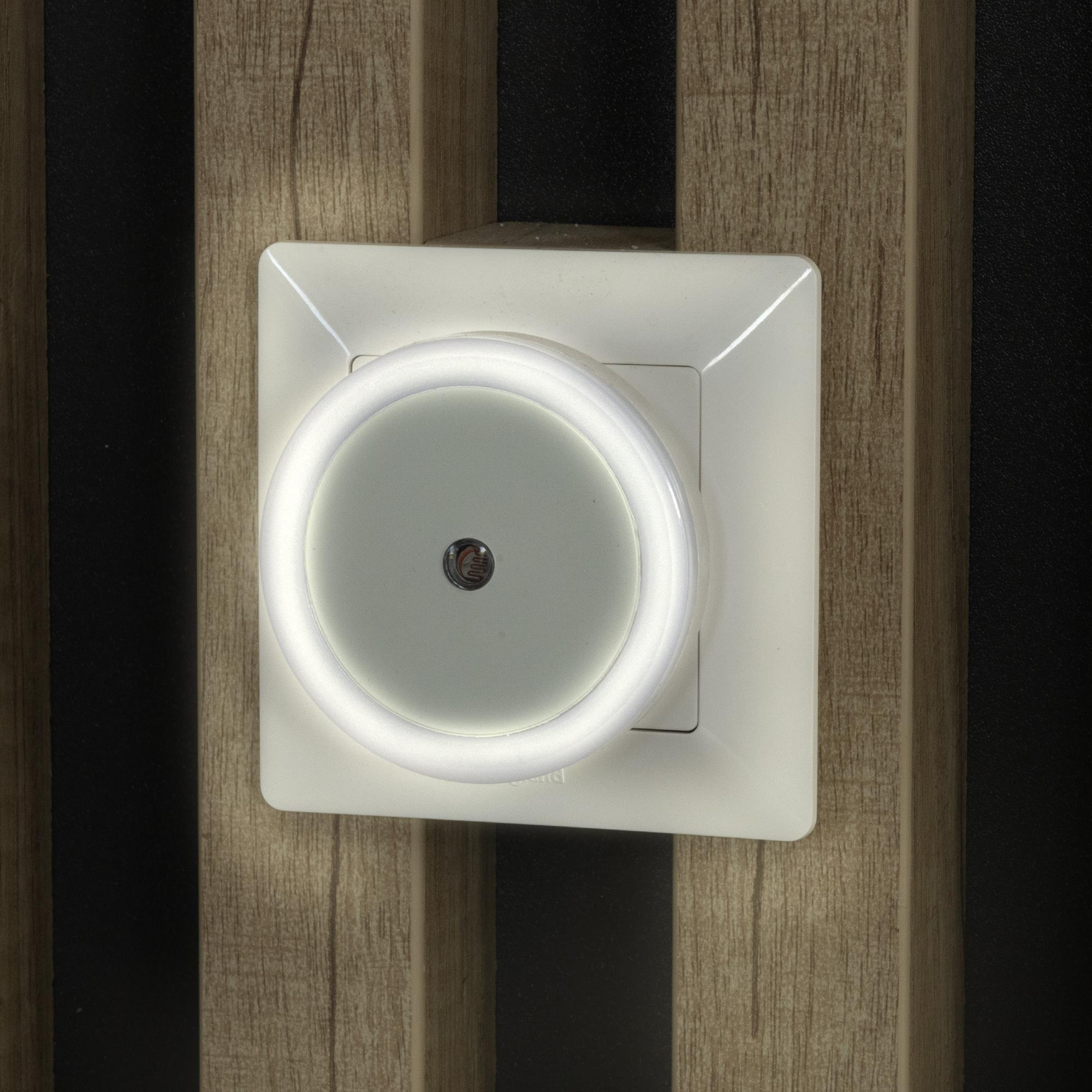 Chytré noční světlo 0,5W do zásuvky kulaté s čidlem okolního osvětlení